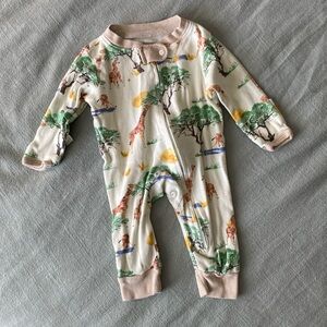 Burt’s Bees Baby 100% organic cotton newborn onesie pajamas safari giraffe print